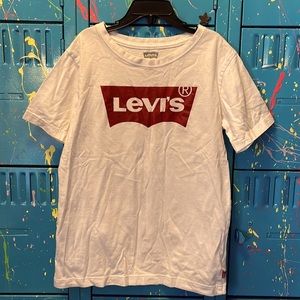 Levi’s. Medium. Tee. K153